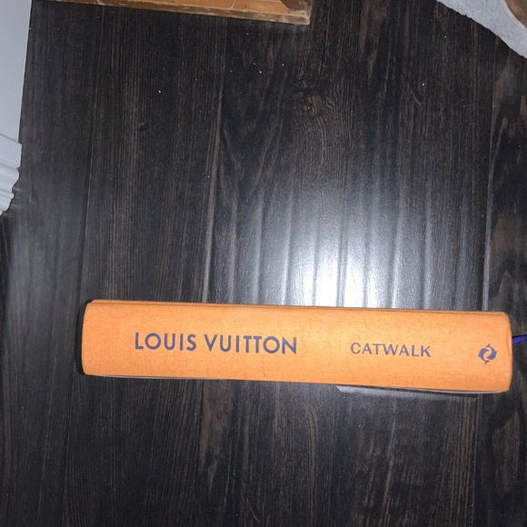 Louis Vuitton Catwalk Book - Picture 2 of 3